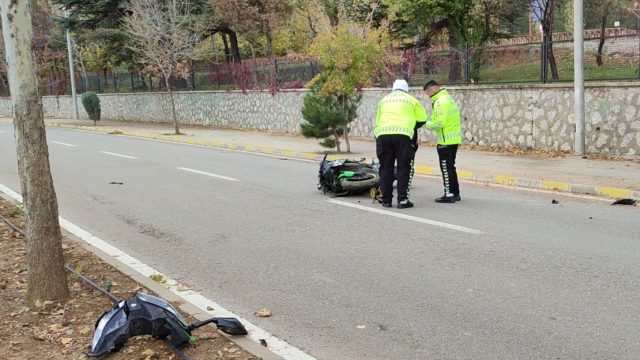 Konya'da refüjdeki ağaca çarpan yarış motosikletinin sürücüsü öldü