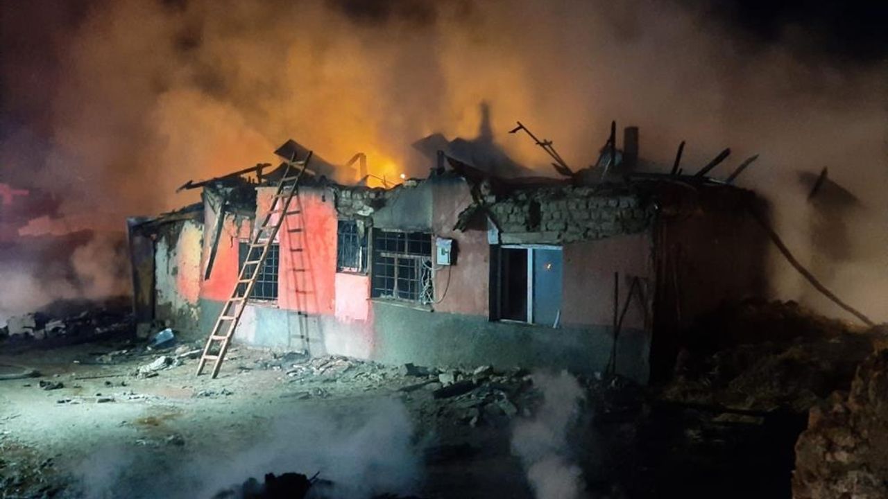 Yangında ev tamamen yandı