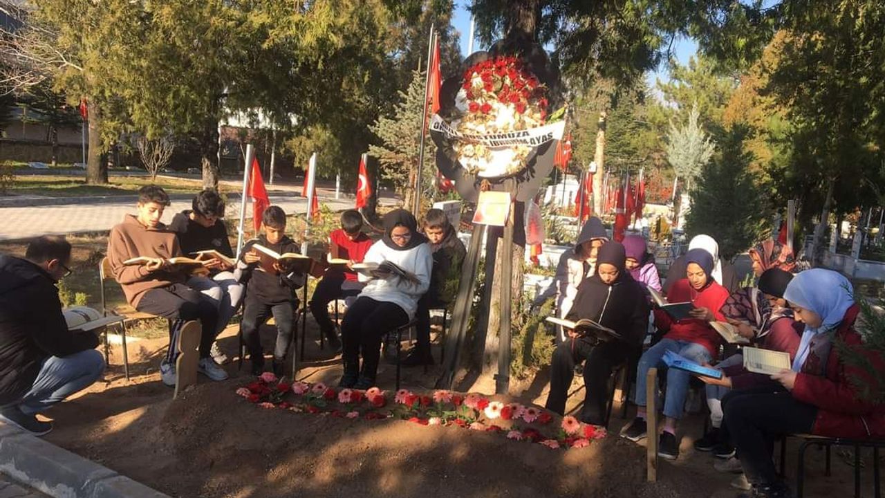 Öğrenciler Şehit kabrinde dua okudular