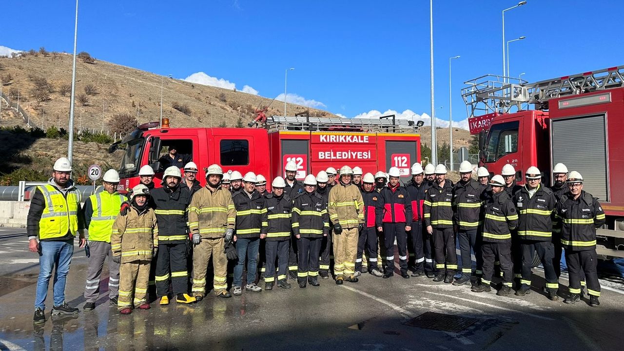 Kırıkkale Belediyesi İtfaiyesi Yangın Söndürme ve Kurtarma Eğitimi Verdi