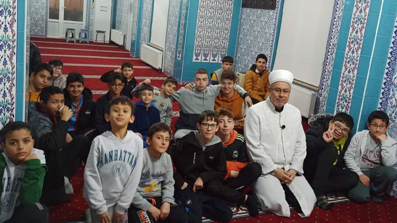 Çocuklar camide İslam dinini öğreniyor