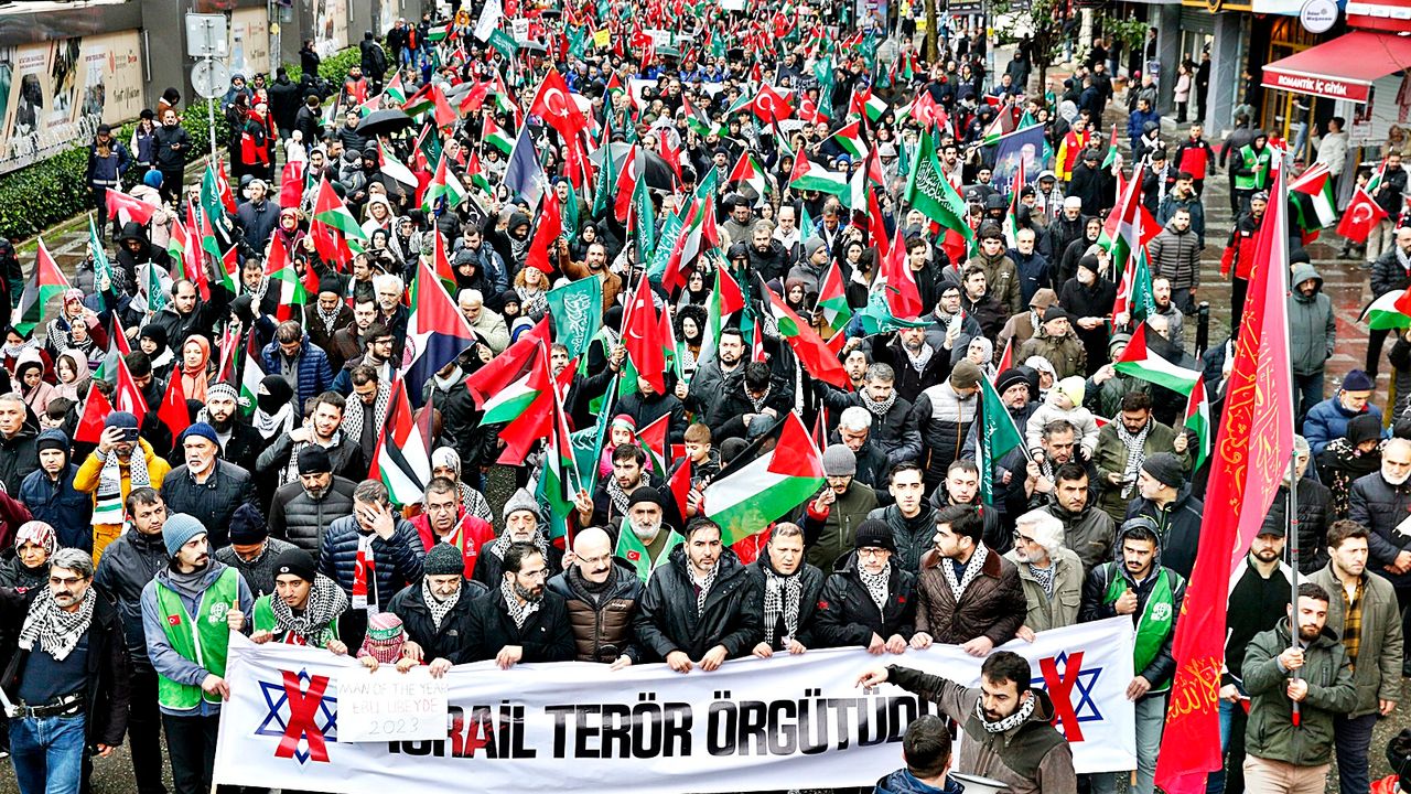 On binler Şehitlerimiz ve Filistin için yürüdü