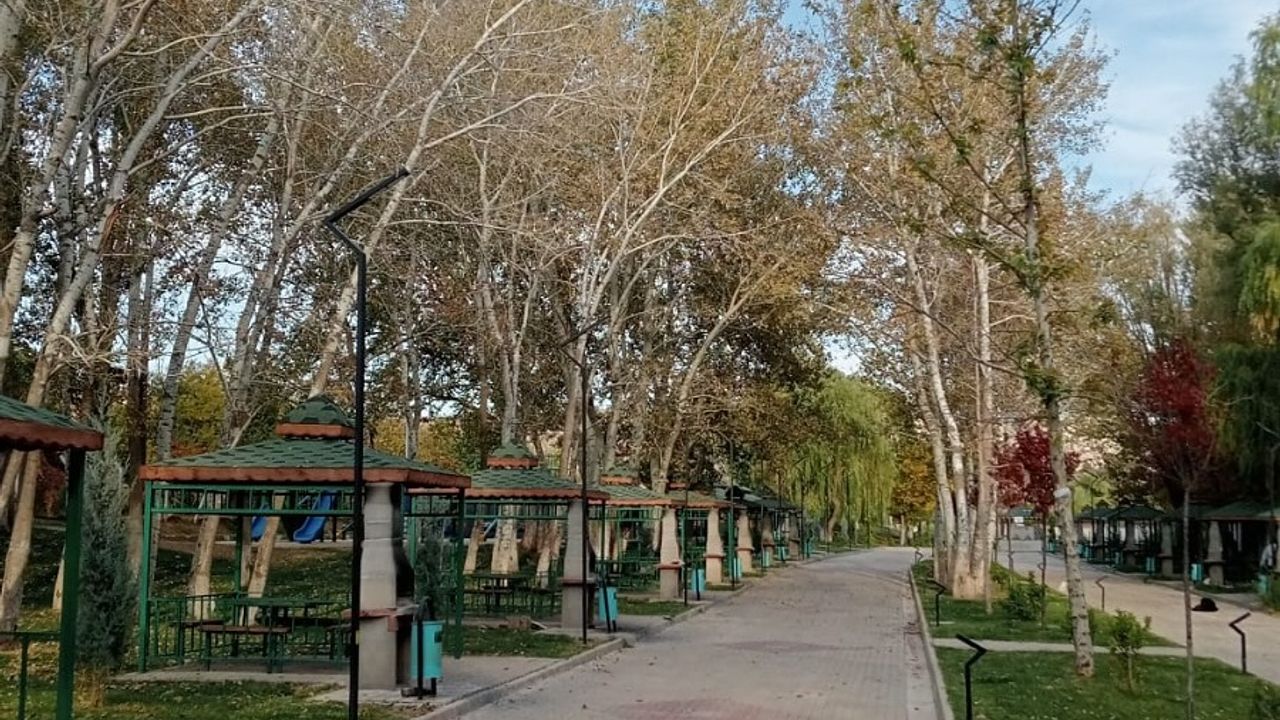 Yahşihan Belediyesi’nden Parklara Titiz Bakım