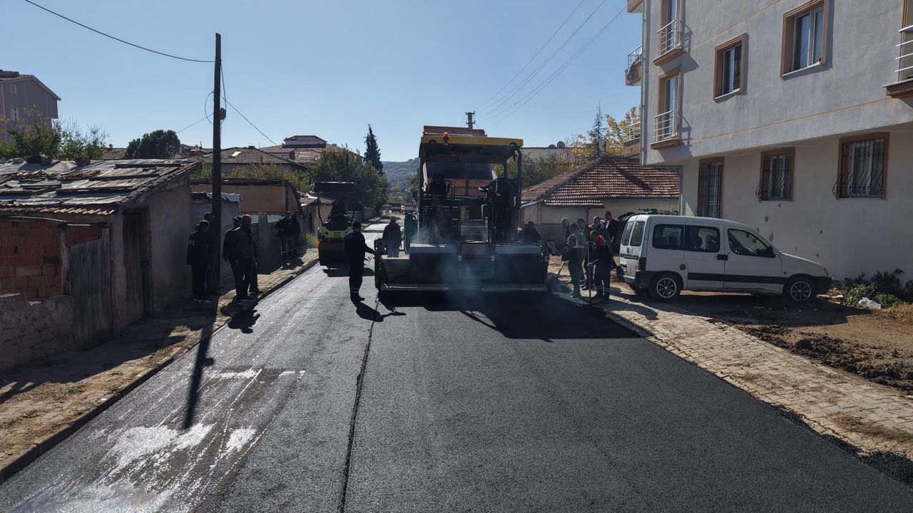 Bahçelievler'de Sıcak Asfalt Mesaisi Devam Ediyor