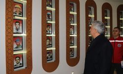 Vali Makas, Kırıkkale Şehitler Anıtında duygulandı.