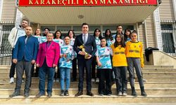 Atatürk Ortaokulu Şampiyonları, Kaymakam Uludağ'ı Ziyaret Etti