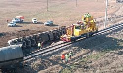 Kırıkkale’de istinat duvarına çarpan tren raydan çıktı