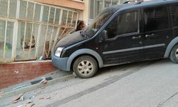 Freni boşalan araç evin balkon camına çarparak durabildi