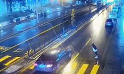 Para İçin Canını Tehlikeye Attı, Aracın Önüne Böyle Atladı