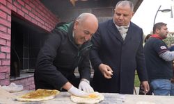 Türkyılmaz  Yaptıkları Pideleri Vatandaşlara Dağıttı