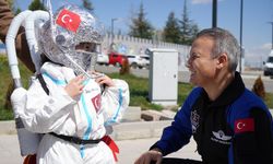 Astronot kıyafetli  Mira, Gezeravcı'yı Heyecanla Karşıladı