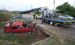 Beton menfeze çarpan otomobil hurdaya döndü: 2 yaralı