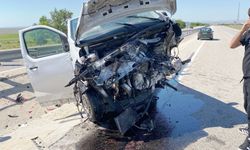 Hurdaya Dönen Minibüsten Yara Almadan Kurtuldular