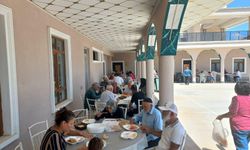 Külliye'de Geleneksel Cuma Selamlığı Yemek İkramı