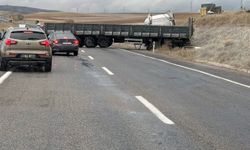 Yoldan Çıkan Tır Trafiği Kapadı