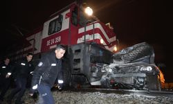 Tren otomobil'e çarptı: Sürücü canını son anda kurtardı