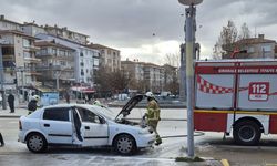 Seyir Halindeki Araç Alev Aldı, Esnaf Müdahale Etti