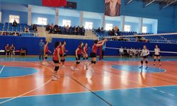 Küçük Kızlar Voleybol Heyecanı Sürüyor