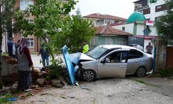 Araca Çarpmamak İçin Ani Manevra Yaptı, Bahçe Duvarına Daldı