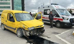 İki Hafif Ticari Araç Çarpıştı: 2 Yaralı