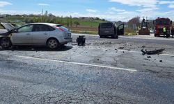 Kırıkkale'de Kamyonet İle Otomobil Çarpıştı: 3 Yaralı
