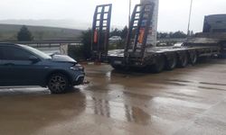Kırıkkale'de Otomobil Park Halindeki Çekiciye Çarptı: 2 Yaralı