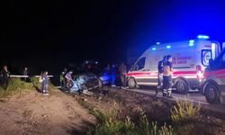 Otomobil İle Kamyon Kafa Kafaya Çarpıştı: 1 Ölü, 4 Yaralı