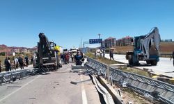 Yolcu Otobüsü EDS Direğini Devirip Karşı Şeride Geçti: 2 Yaralı