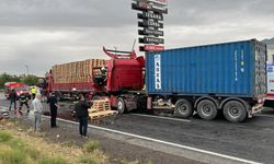 Tır Duraklayan Tıra Arkadan Çarptı: 1 Yaralı