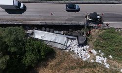 Kırıkkale'de Un Yüklü Tır Köprüden Devrildi: 1 Ağır Yaralı
