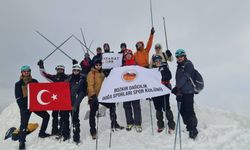 Bozkır Dağcıları 5137 Metrede Ağrı Dağı Zirvesinde