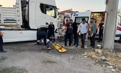Tır ile Motosiklet Çarpıştı: 1 Ölü