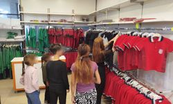 Kızılay Yüzlerce Çocuğa Okul Kıyafeti Dağıttı