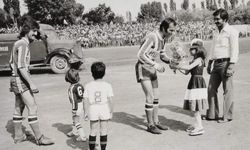 Çiçekler, Alkışlar ve Dolu Tribünlerle 70’lerin Futbolu