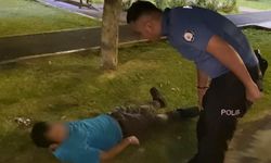 Parkta Sızdı, Polisi Görünce Saygı Duruşuna Geçti