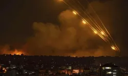 Gazze’de Çok Katlı Binalar ve Evler Bombalandı