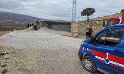 Kırıkkale'de Mıcır Yüklü Kamyon Devrildi: 1 Yaralı
