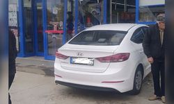 Bahşılı’da Araç Süpermarkete Daldı