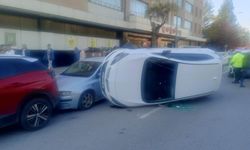 Park Halindeki Araçlara Çarpan Otomobil Yan Yattı: 1 Yaralı