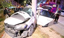 Otomobil Direğe Saplandı: 2 Ağır Yaralı