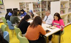 Aileler Kütüphanede Birlikte Kitap Okudu