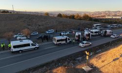 Kırıkkale'de 3 Servis Aracı Çarpıştı: 10 Yaralı