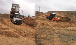 Karaaahmetli Köyü’nde Çamurdan Geçilmeyen Yollar Kumlandı