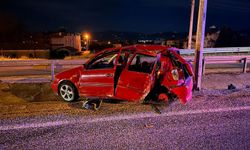 Otomobil Elektrik Direğine Çarptı: 2 Ölü, 1 Ağır Yaralı