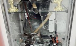 Bıçakçı Dükkanının Camı Kırılıp Binlerce Liralık Bıçak Çalındı