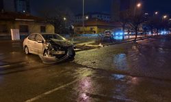 Kazada Savrulan Otomobil Ağacı İkiye Böldü: 4 Yaralı