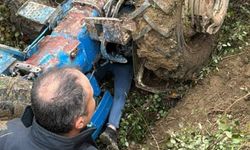 Devrilen traktörün altında kalan  Çakır hayatını kaybetti.