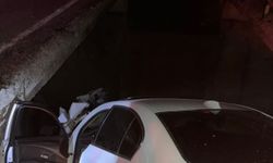 Araç viyadükte asılı kaldı