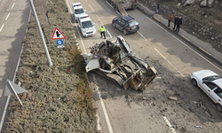 Ankara-Kırıkkale karayolunda akılalmaz kaza! Tır üzerindeki kepçe, köprüye takıldı!