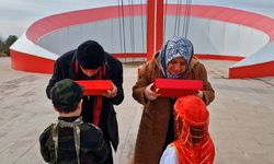 Şehitlikte Duygulandıran Minik Ziyareti